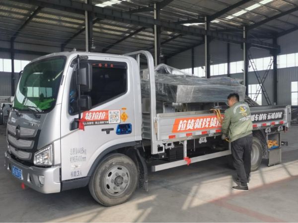 諸城尖峰機(jī)械1000型真空包裝機(jī)成功發(fā)往威海